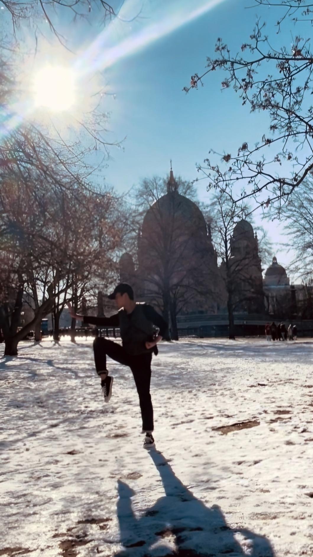 男星潘參加柏林影展  在超美墓園起「武」。（圖／小間影藝提供）