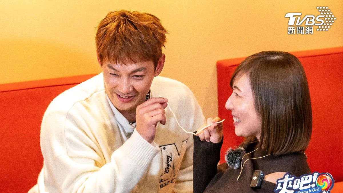 威廉（左）和大胃女王三宅社長玩麵條遊戲，現場充滿粉紅泡泡。（圖／TVBS）
