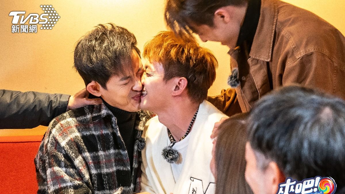 敖犬（左）和威廉兩人為了比賽上演親密接觸。（圖／TVBS）