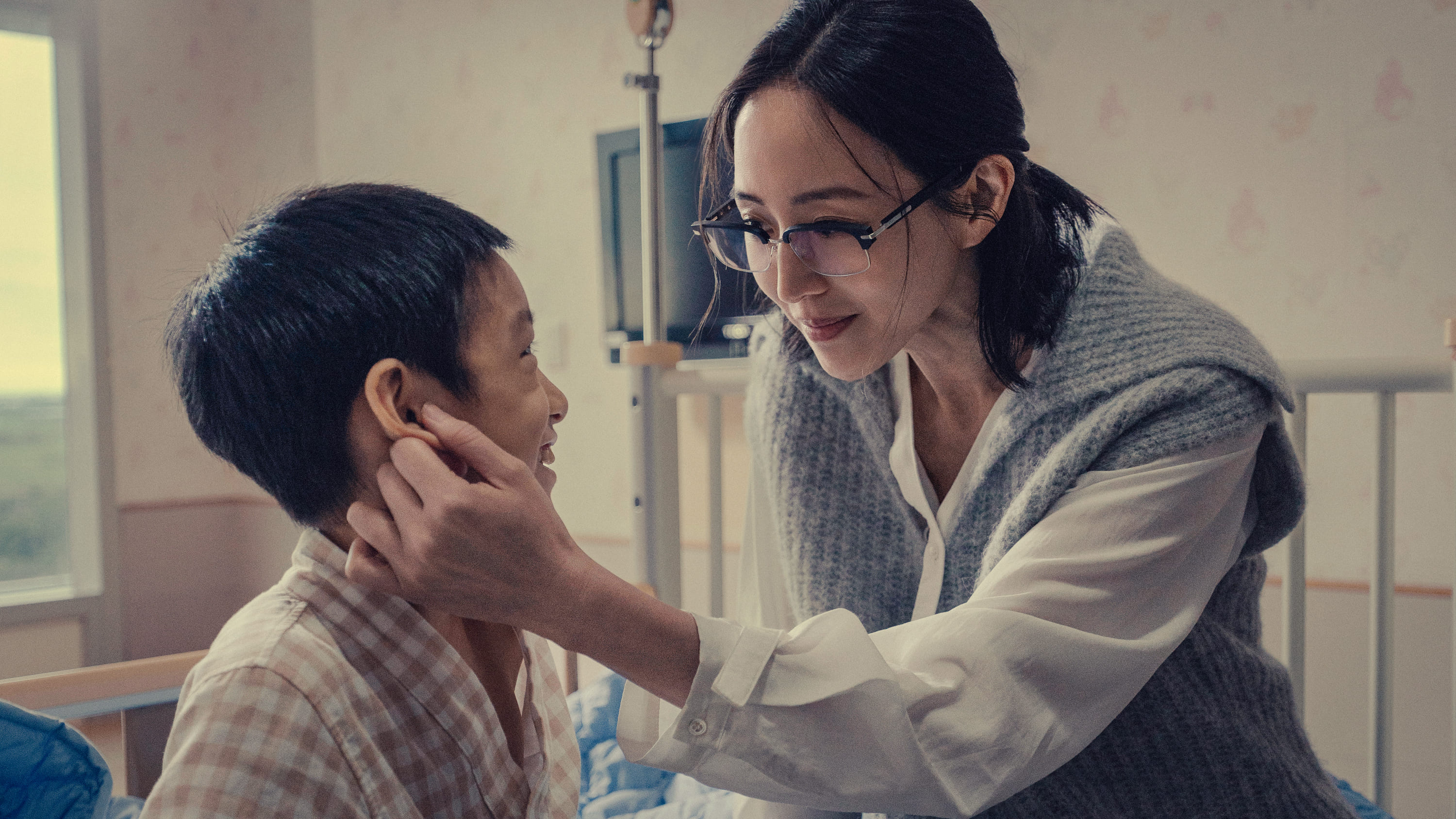 張鈞𡩋（右）劇中為了兒子操心不已，希望能運用自己的專業讓孩子恢復健康。（圖／公視、中華電信、瀚草文創提供）