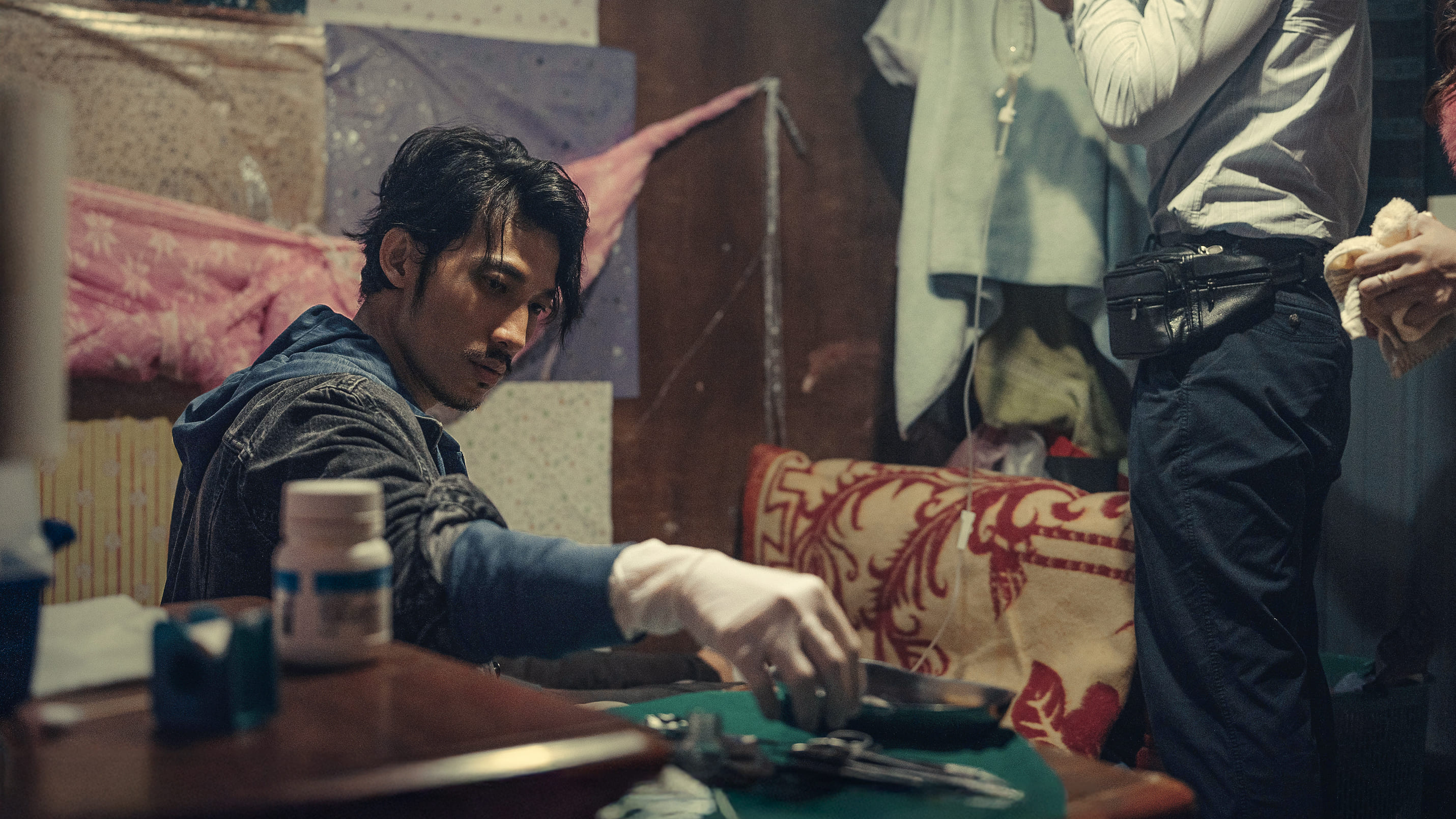 連炳發戲裡為非法移工進行手術。（圖／公視、中華電信、瀚草文創提供）