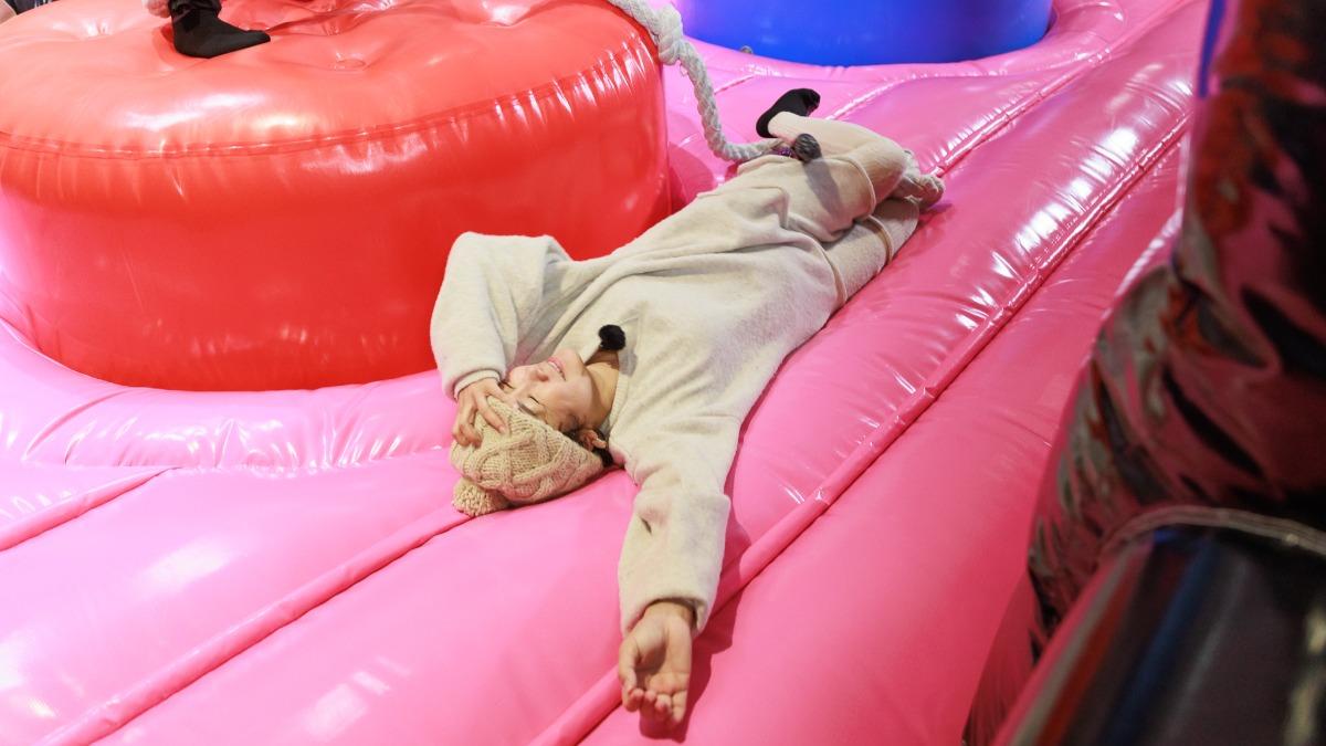 謝麗金重心不穩，四腳朝天。（圖／好看娛樂提供）