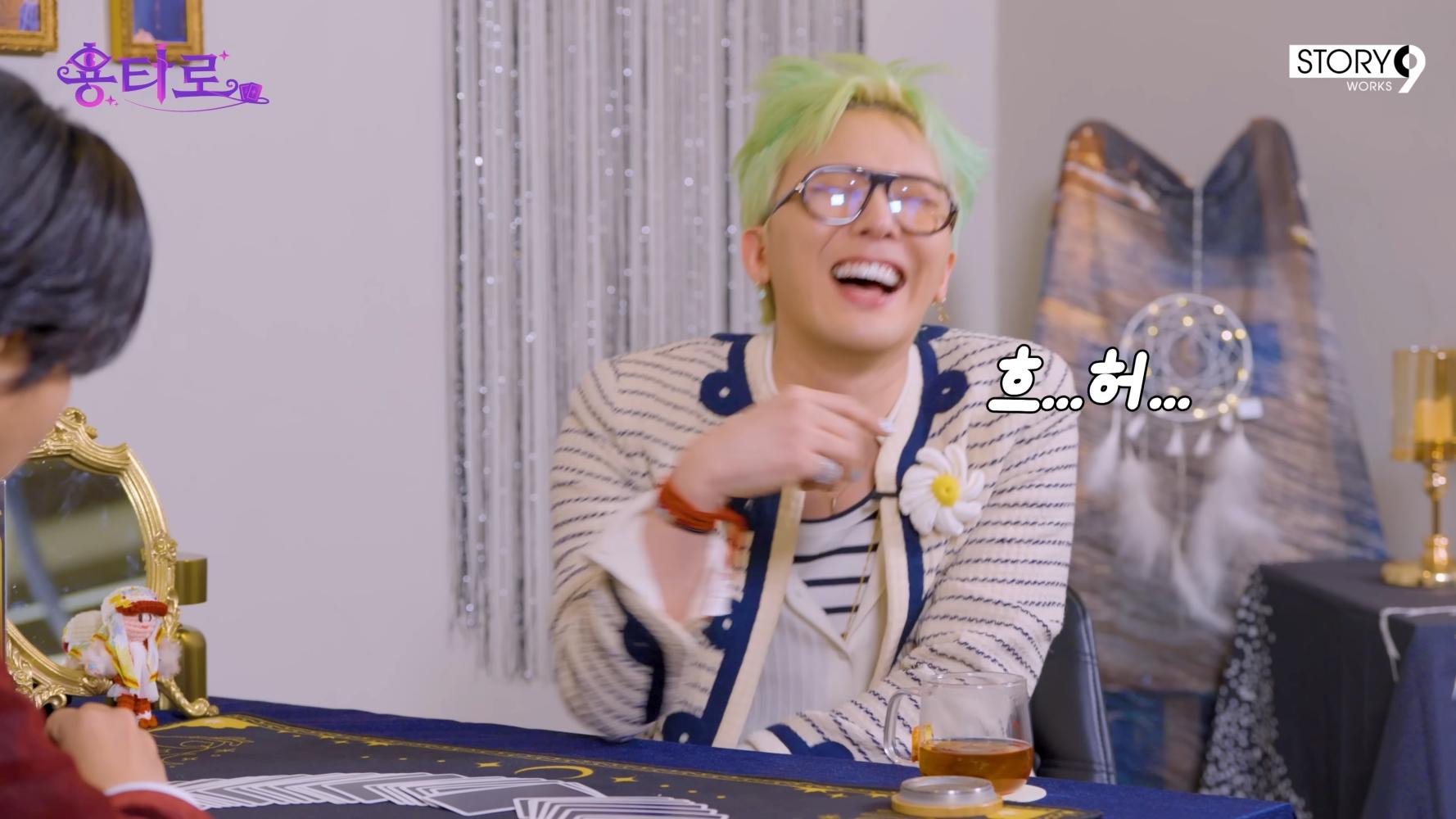 聽到李龍真說會出現「不只一個」適合的交往對象，GD當場笑翻。（圖／翻攝自mcyori1 YouTube）