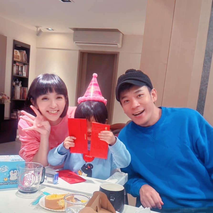 一家三口相當幸福。（圖／翻攝自「香蕉哥哥」臉書）