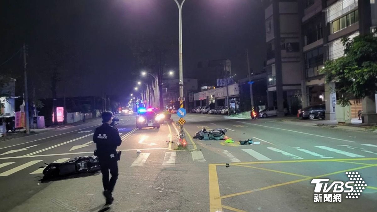 男子騎乘機車，與一輛迴轉的機車發生碰撞。（圖／TVBS）