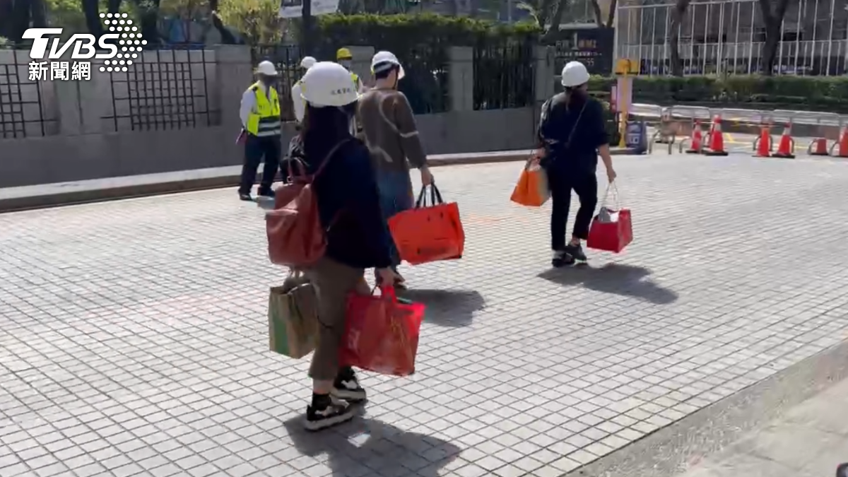 員工回來取物。（圖／TVBS）