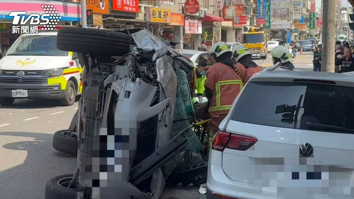 今（1）日上午10時許，新竹國小前發生一起嚴重車禍。（圖／TVBS）