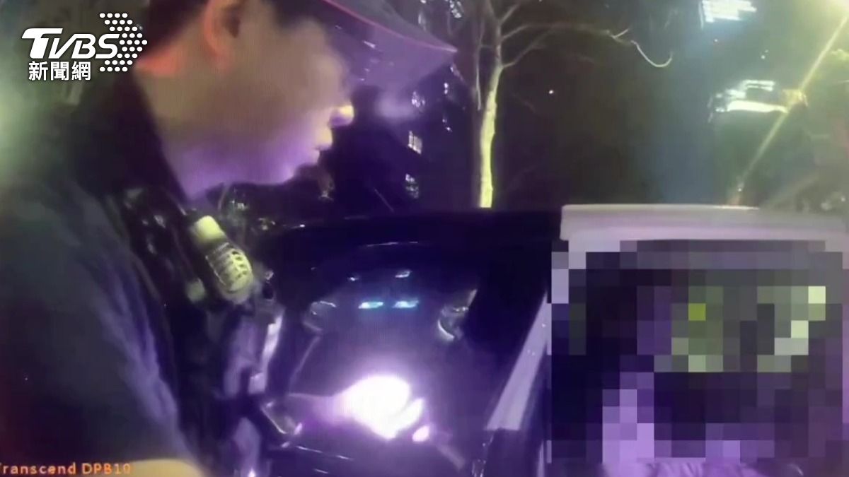 警方將現場鬧事人員帶回偵訊。（圖／TVBS）