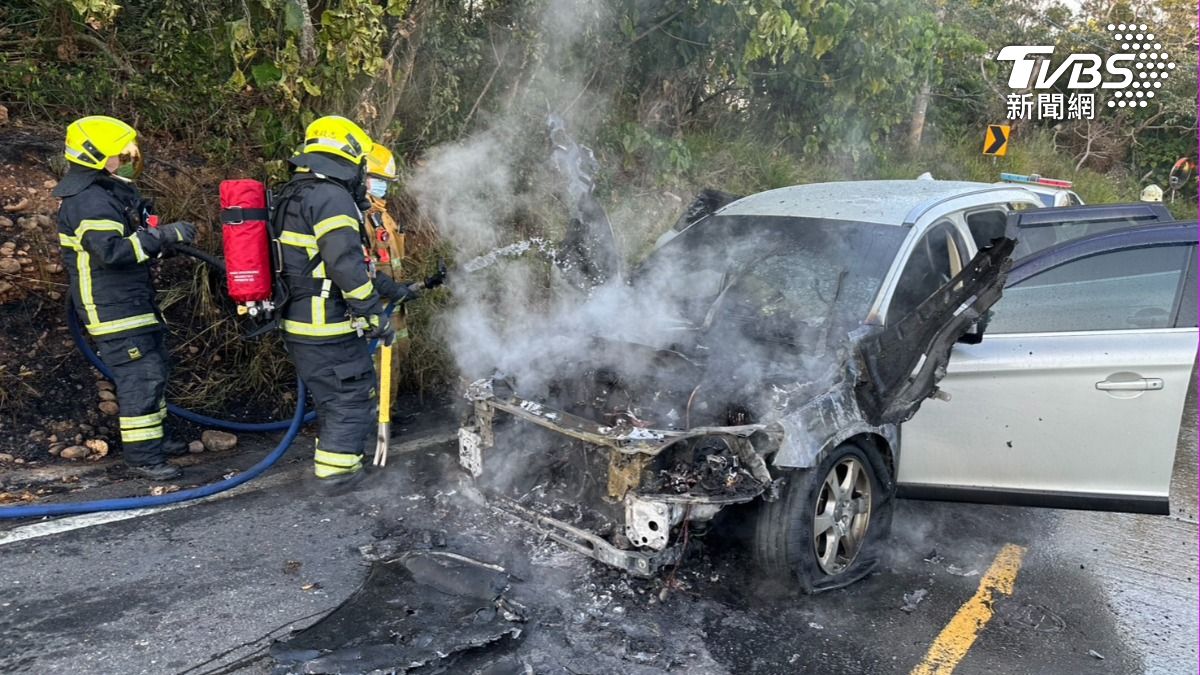 消防人員迅速將火勢撲滅。（圖／TVBS）
