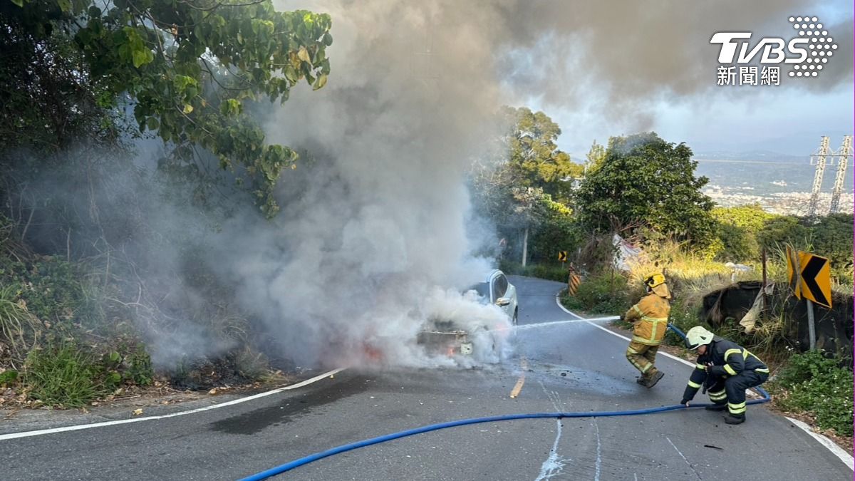 現場黑煙瀰漫。（圖／TVBS）