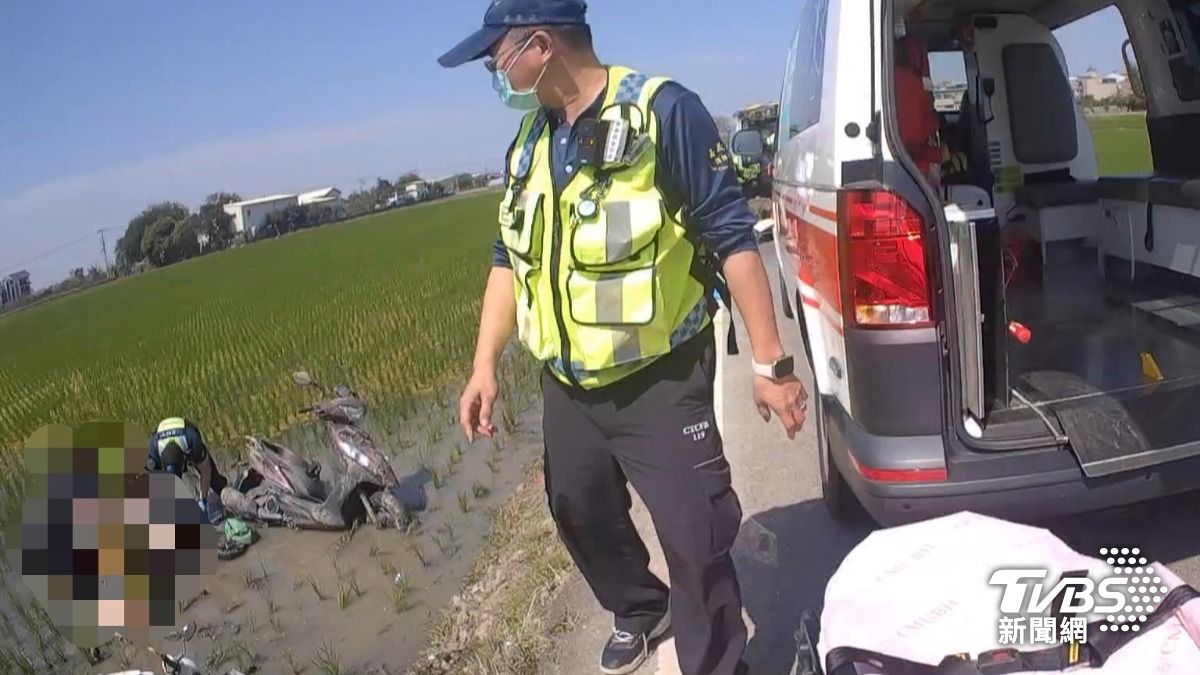 機車騎士雙雙噴飛農田。（圖／TVBS）