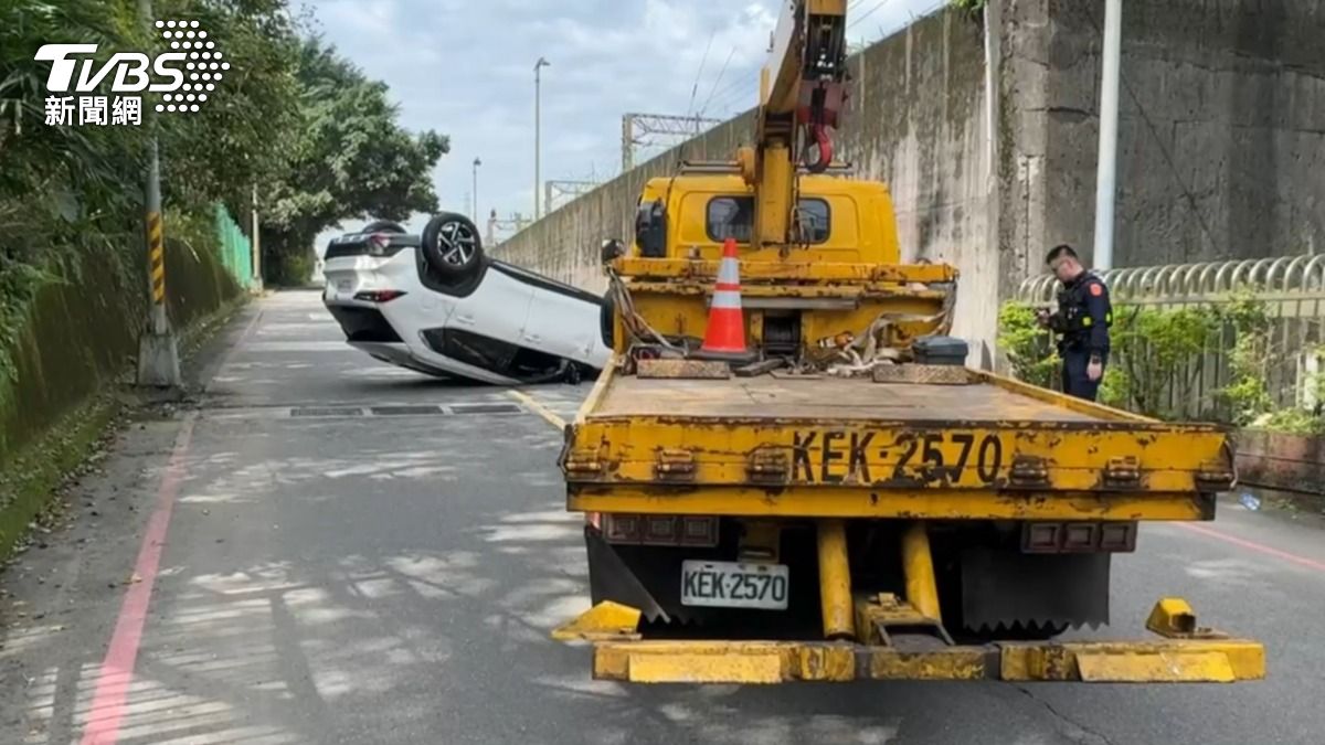 緊急連絡拖吊車前往處理。（圖／TVBS）