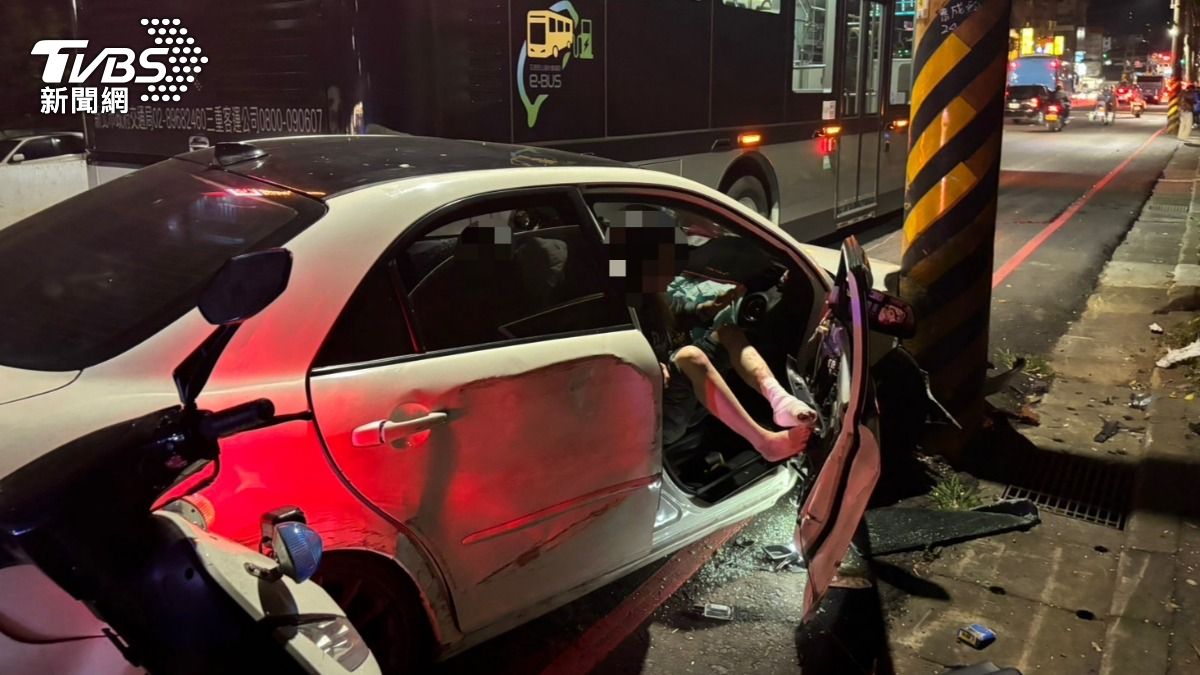 小轎車駕駛毒駕拒檢，最後自撞電杆與公車才停下。（圖／TVBS）