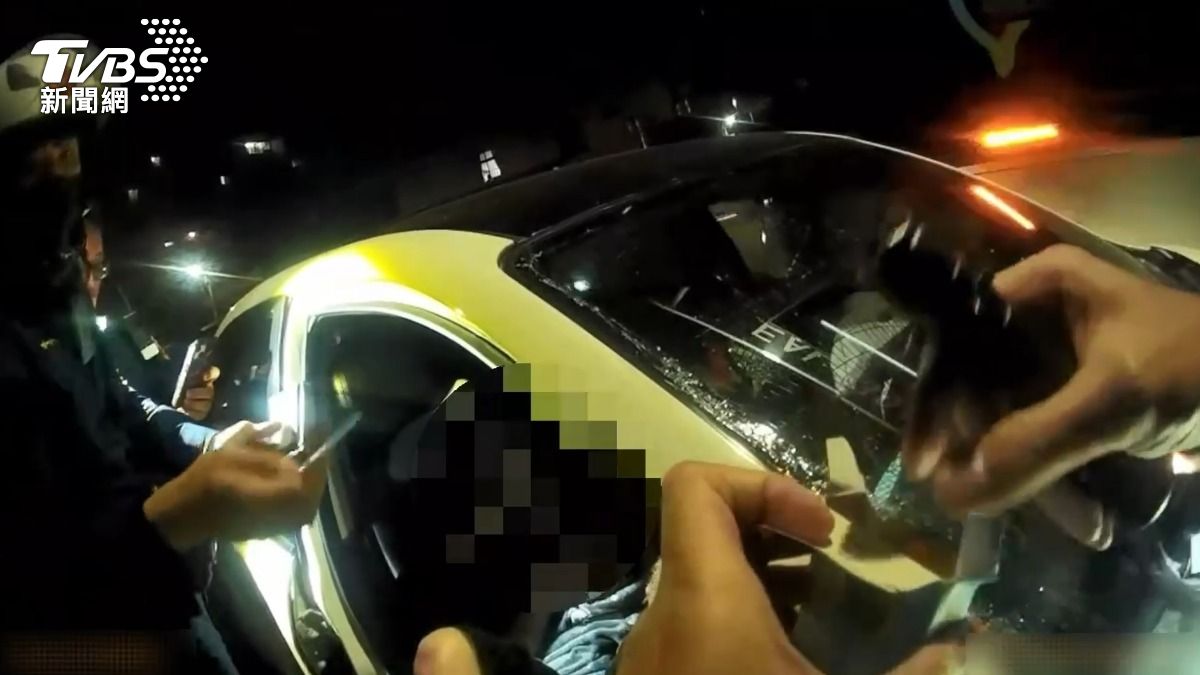 小轎車駕駛毒駕拒檢，最後自撞電杆與公車才停下，警方在車上查獲毒品。（圖／TVBS）