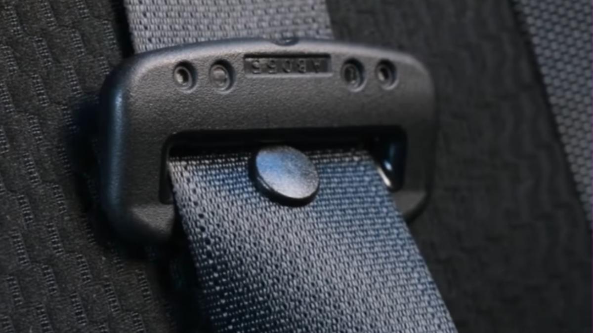 安全帶固定鈕扣，能防止安全帶上的T型插扣從固定位置滑落。（圖／翻攝自臉書）