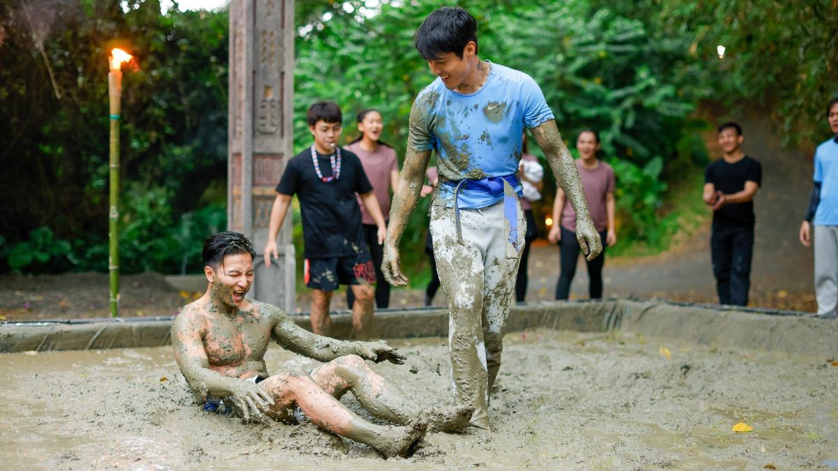 楊奇煜（前左）和胡宇威（前右）比賽角力火力全開。（圖／公視提供）