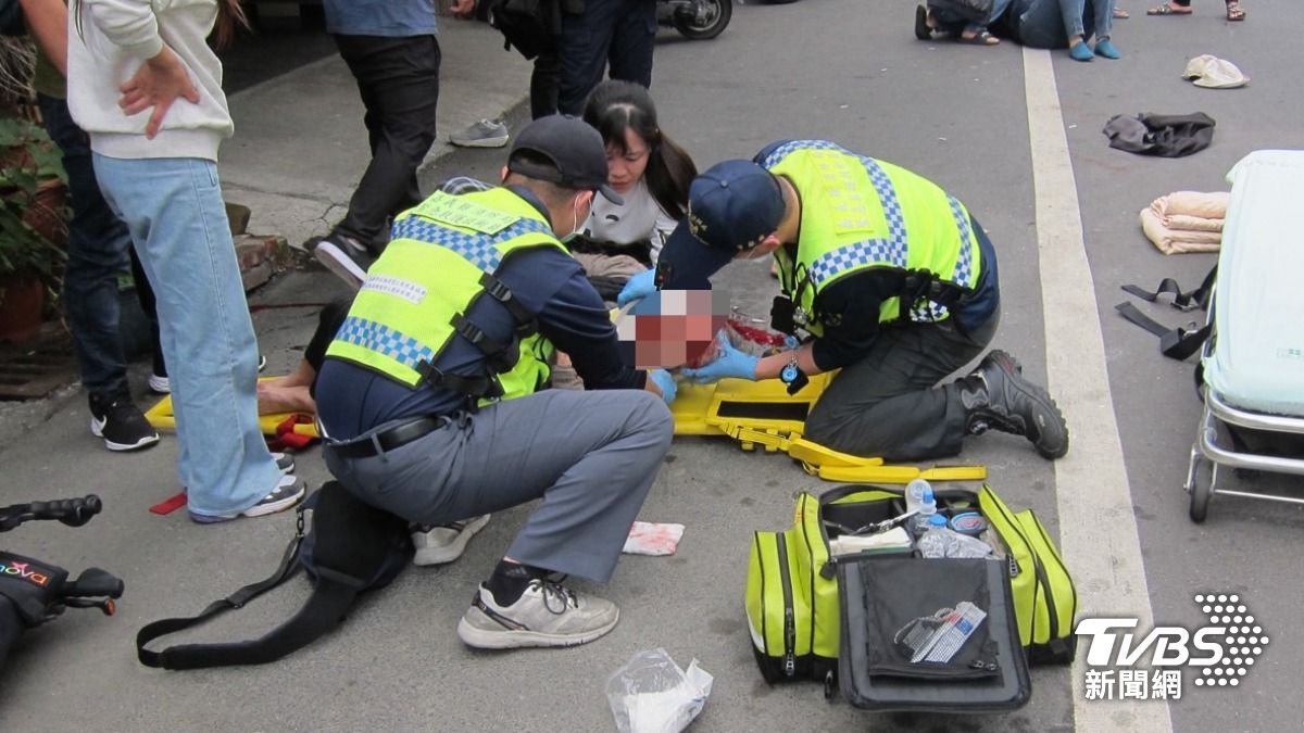 傷重的老婦送醫急救無效。（圖／TVBS）