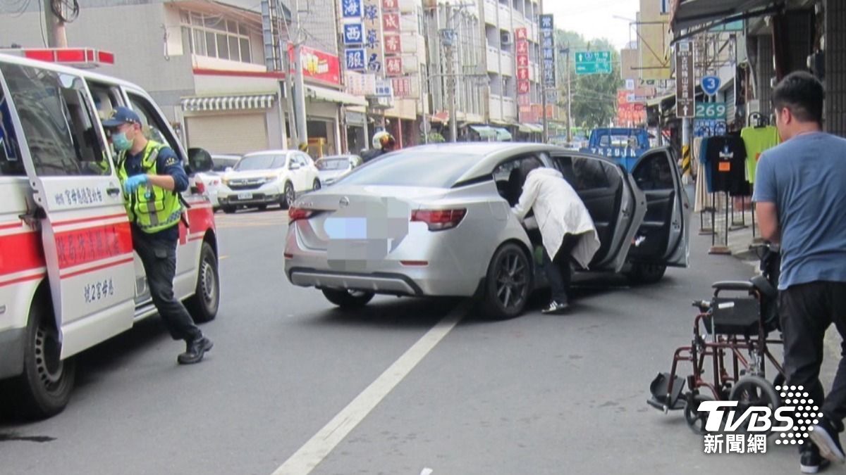 後方一輛汽車沒注意，高速撞上去。（圖／TVBS）