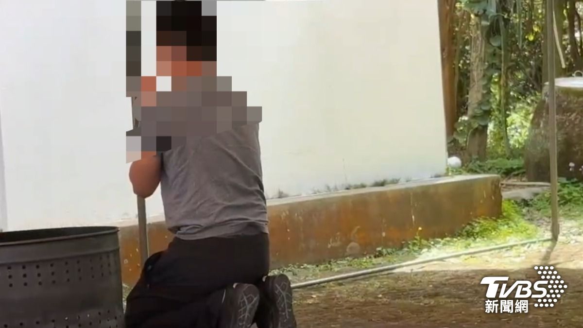 肇事的小客車駕駛來到老婦靈堂下跪。（圖／TVBS）