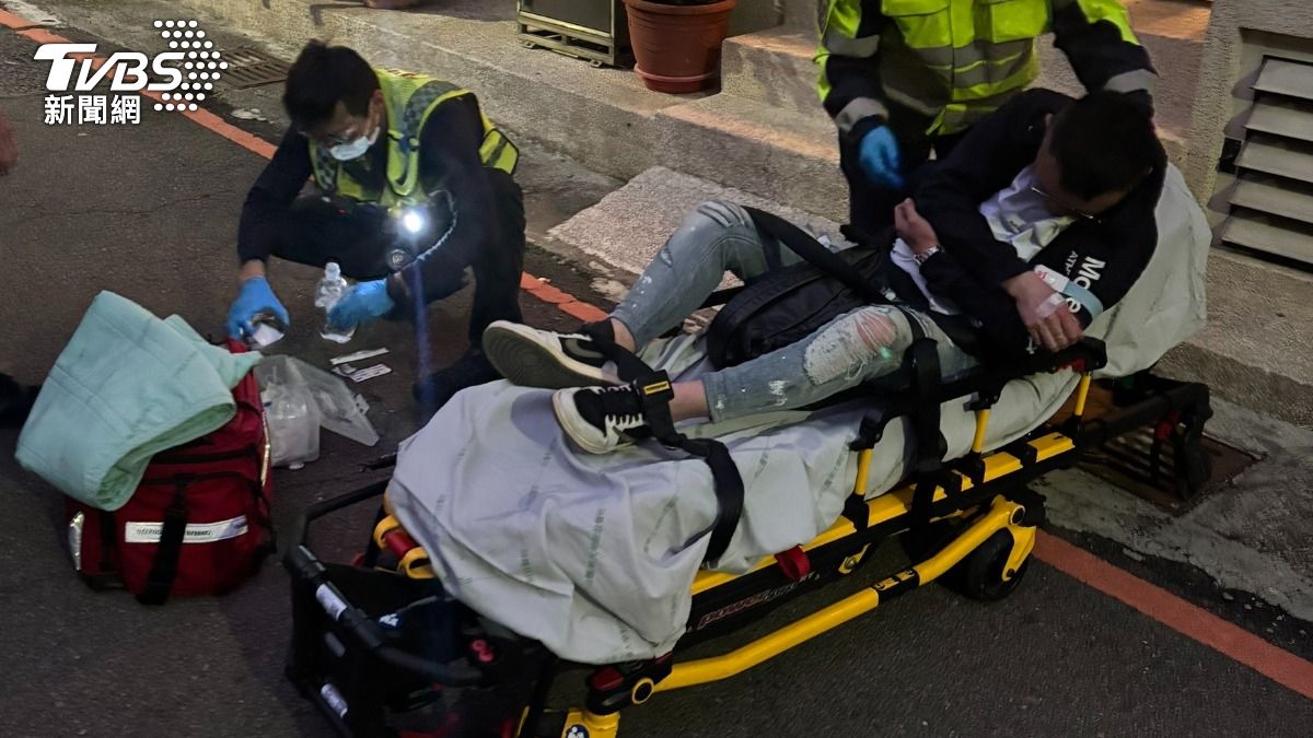 紀男全身癱軟、意識模糊。（圖／TVBS）