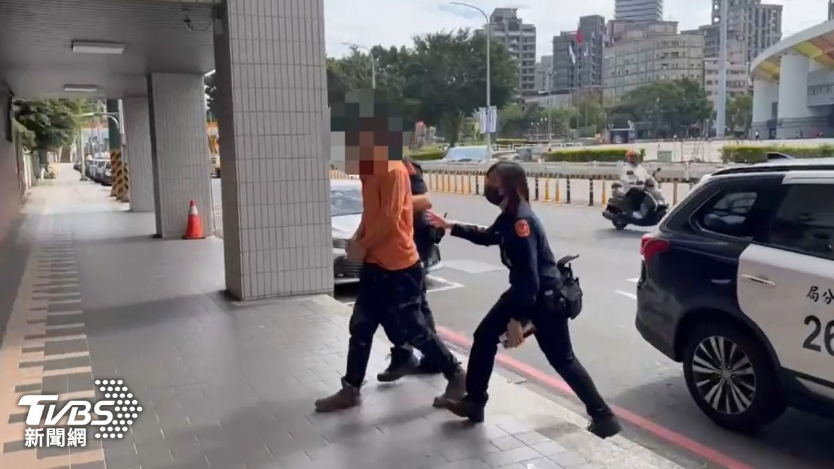 古姓騎士被警方帶回偵辦。（圖／TVBS）