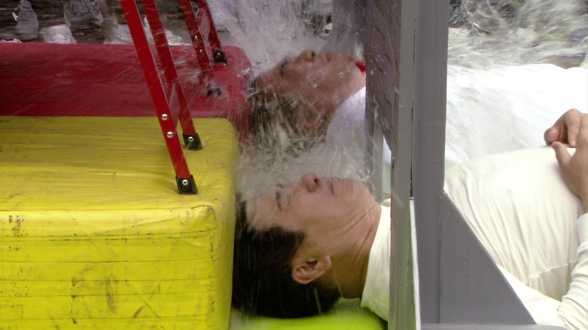 胡瓜和董至成被水球砸中。（圖／民視提供）