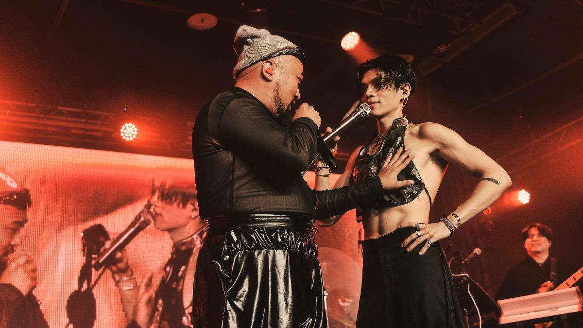 KIRE讓美麗本人摸身體。（圖／The Kid Who Flew 翼有限公司提供）