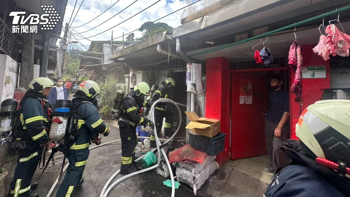 大批警消趕抵現場搶救。（圖／TVBS）