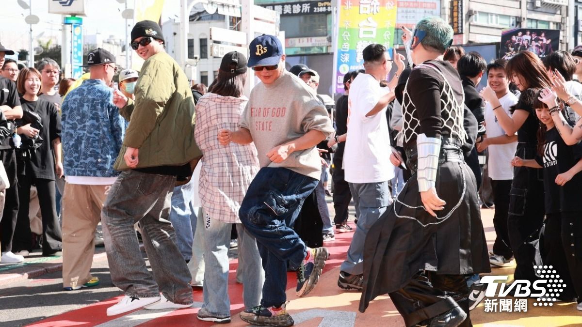 李康生跟著音樂熱舞。（圖／趙世平攝）