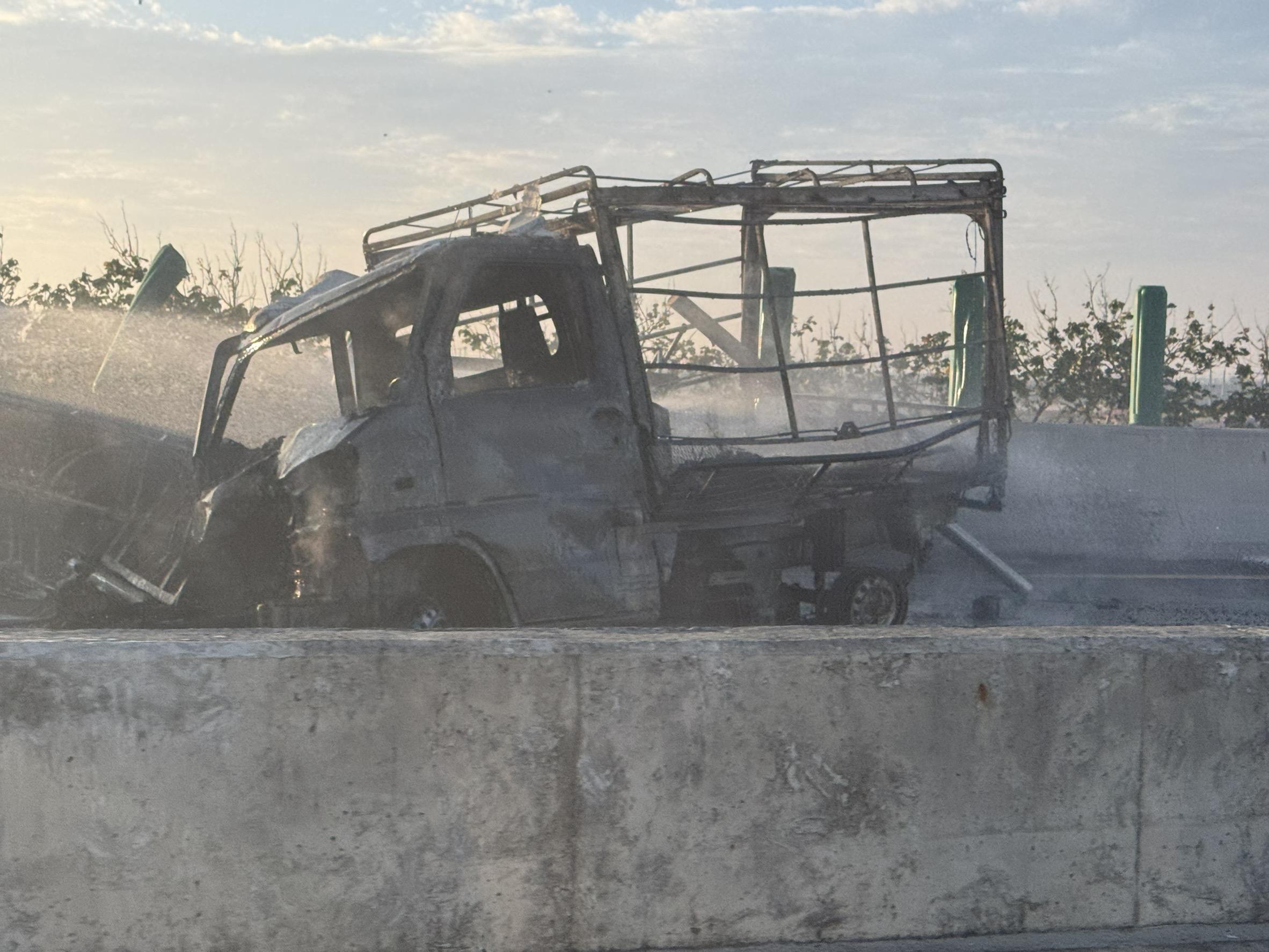 小貨車被燒到只剩骨架。（圖／民眾提供）