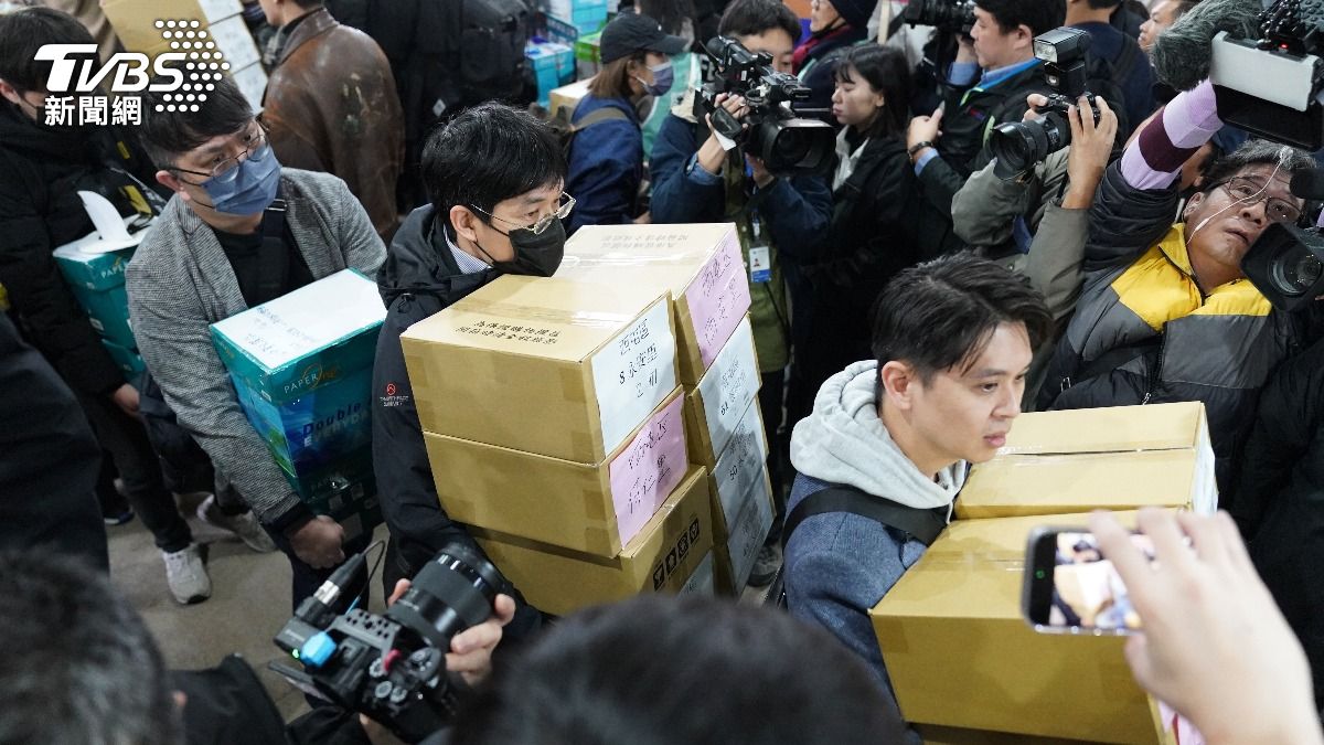 各地罷免團體2月3日上午在中選會外集結，將一箱箱的連署書搬進中選會送交審查。（圖／中央社）