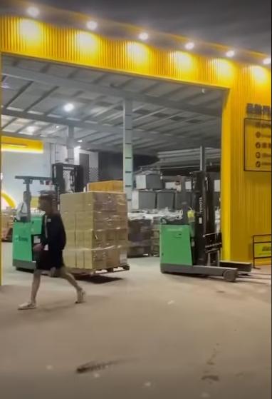 社群上流傳疲老闆倉庫進貨畫面。（圖／翻攝自臉書「爆料公社」）