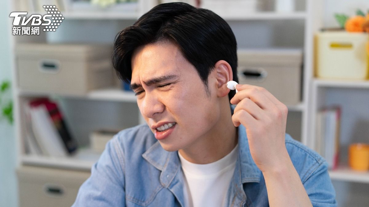 胡皓淳指出，各類耳機對耳朵的影響程度不一，呼籲民眾應謹慎選擇並正確使用。（示意圖／Shutterstock達志影像）