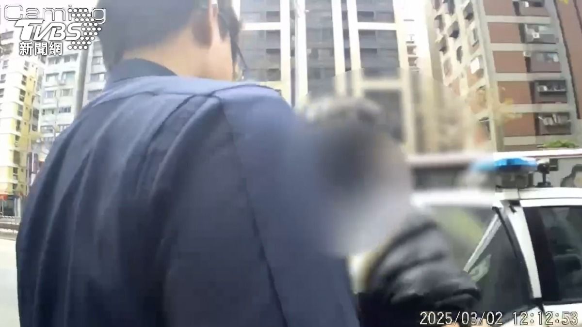 警方在路上攔查逮捕涉案的周男。（圖／TVBS）