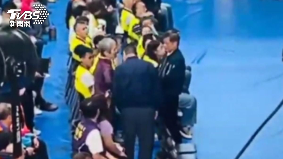 曾獲得師鐸獎、被學生稱作「葉霸」的80歲退休老師葉春蓮2日在國民黨花蓮縣黨部活動上，怒嗆國民黨花蓮縣立委傅崐萁，遭現場人員強制架離。（圖／TVBS）