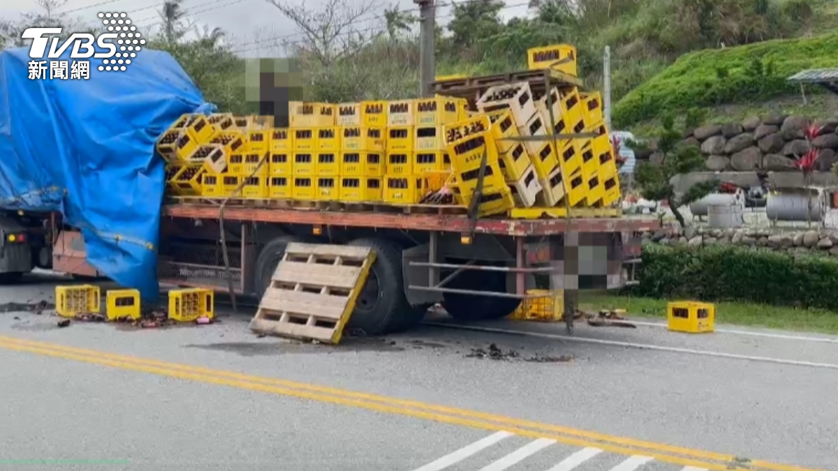 該輛曳引車疑似沒有綁好貨物，導致米酒掉落。（圖／TVBS）