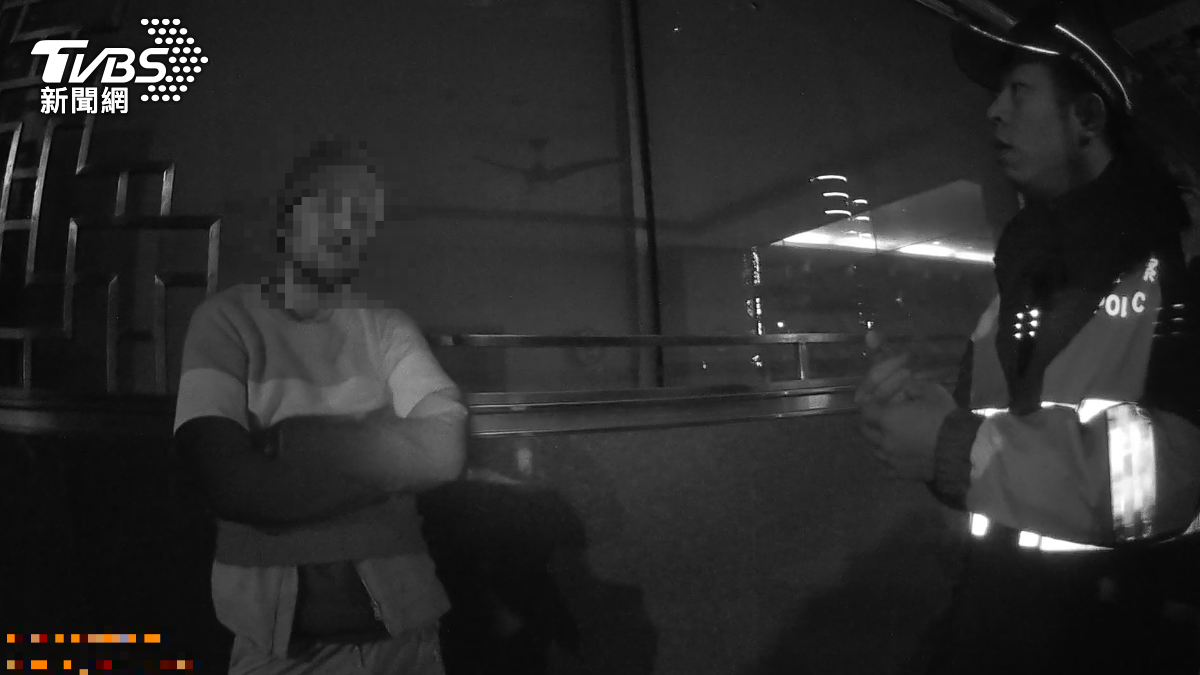 施男弄丟護照等證件，加上無收入，只能露宿街頭。（圖／TVBS）