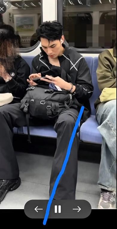 偉晉被指腳越線，擠壓到旁邊乘客的空間。（圖／翻攝自Threads ＠weijin_huang）