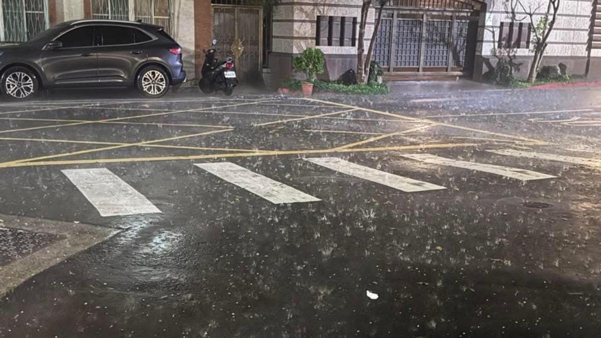 Storms hit Taipei with hail, heavy rain (Courtesy of social media) Fierce weather front hits northern Taiwan with hail