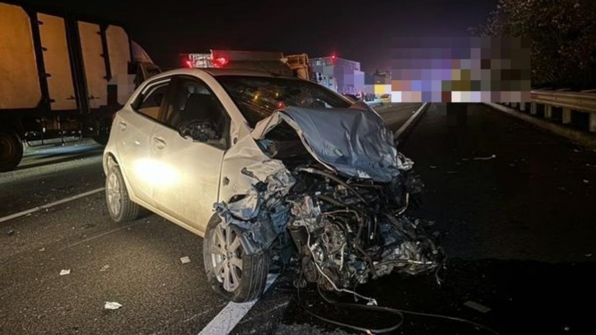 國道嘉義路段凌晨發生4車連環追撞。（圖／翻攝畫面）