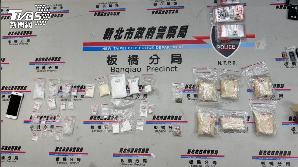 警方攔查可疑車輛，發現車內藏有大量毒品。（圖／TVBS）