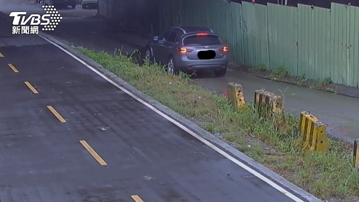 警方調閱監視器追查到狠心棄養的飼主。（圖／新北市動保處）