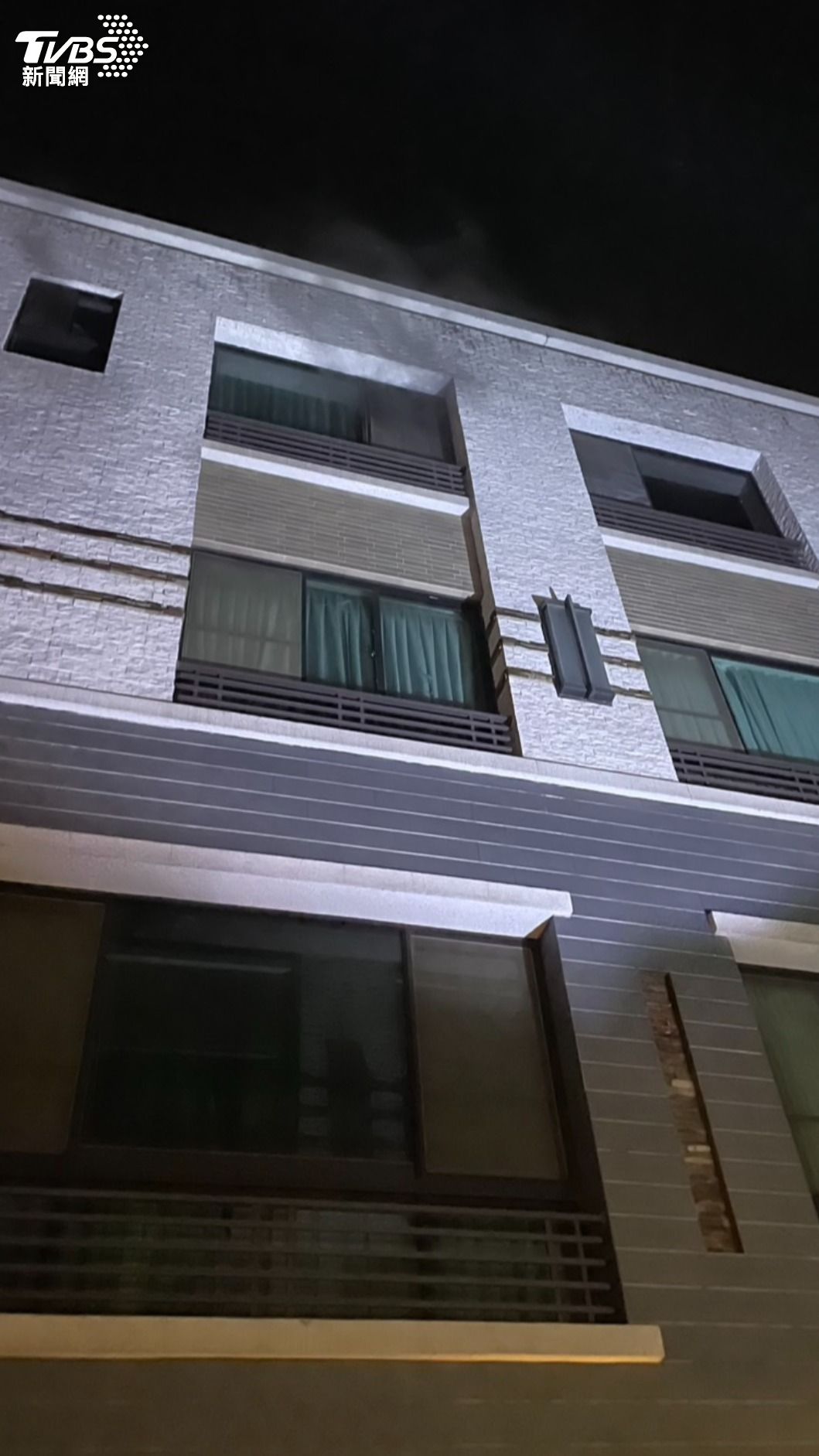 疑似因二樓電風扇起火導致火警。（圖／TVBS）