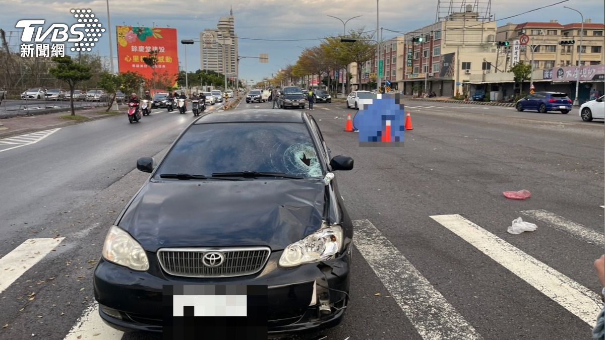 車道突冒人影！台中男煞不住「違規婦頭被撞破」　子女心碎認屍