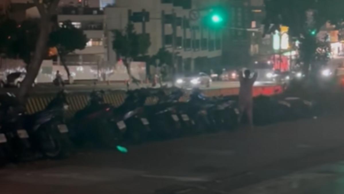 穿著粉紅色衣服的賴女不知何故，突然破壞停在向上路六段人行道的機車。（圖／翻攝自臉書「沙鹿之美」）