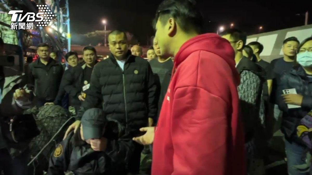 另名前往救援的張姓船長，對失蹤船長父親不斷致歉。（圖／TVBS）