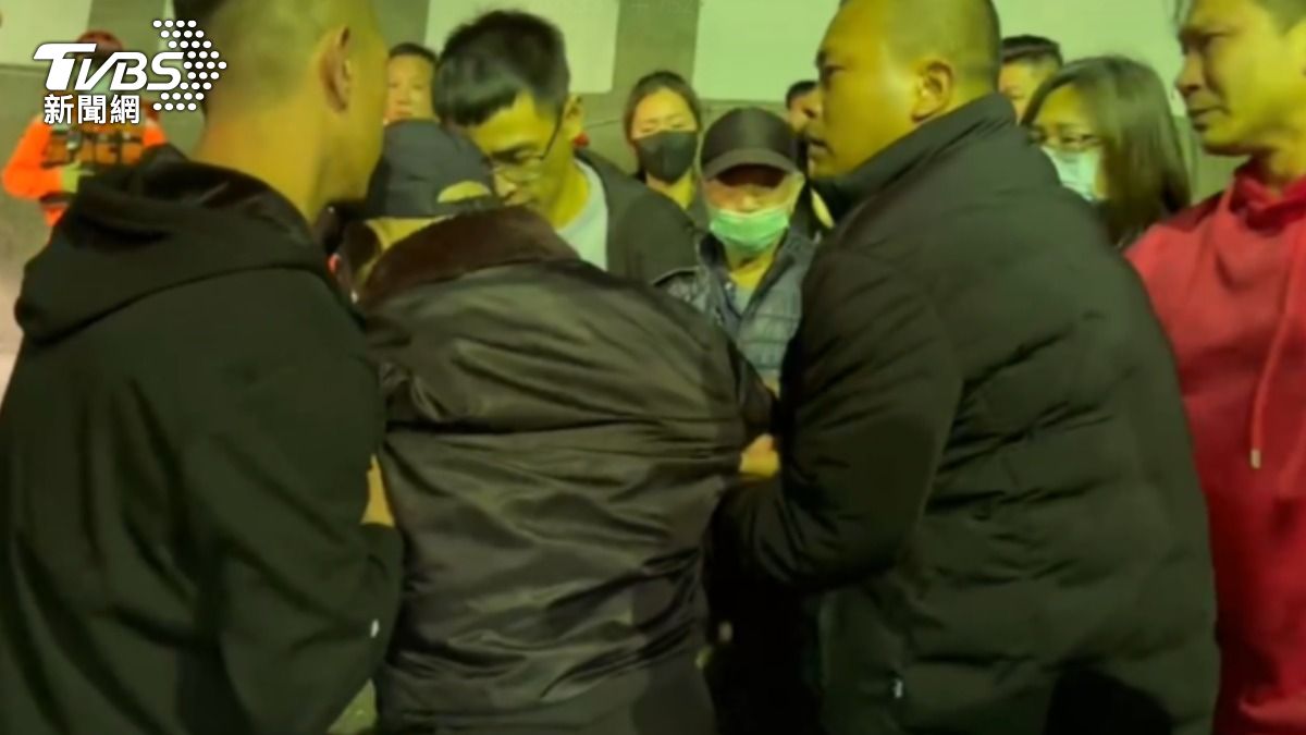 失蹤船長父親悲慟，當場癱軟需要人攙扶行走。（圖／TVBS）