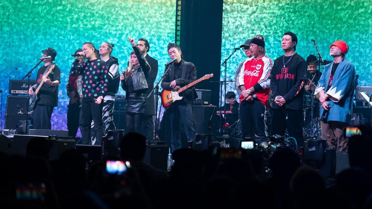 大懶堂已故團員大飛獻聲，全體音樂人泛淚合唱〈一夥〉緬懷亡友。（圖／Drill Team提供）