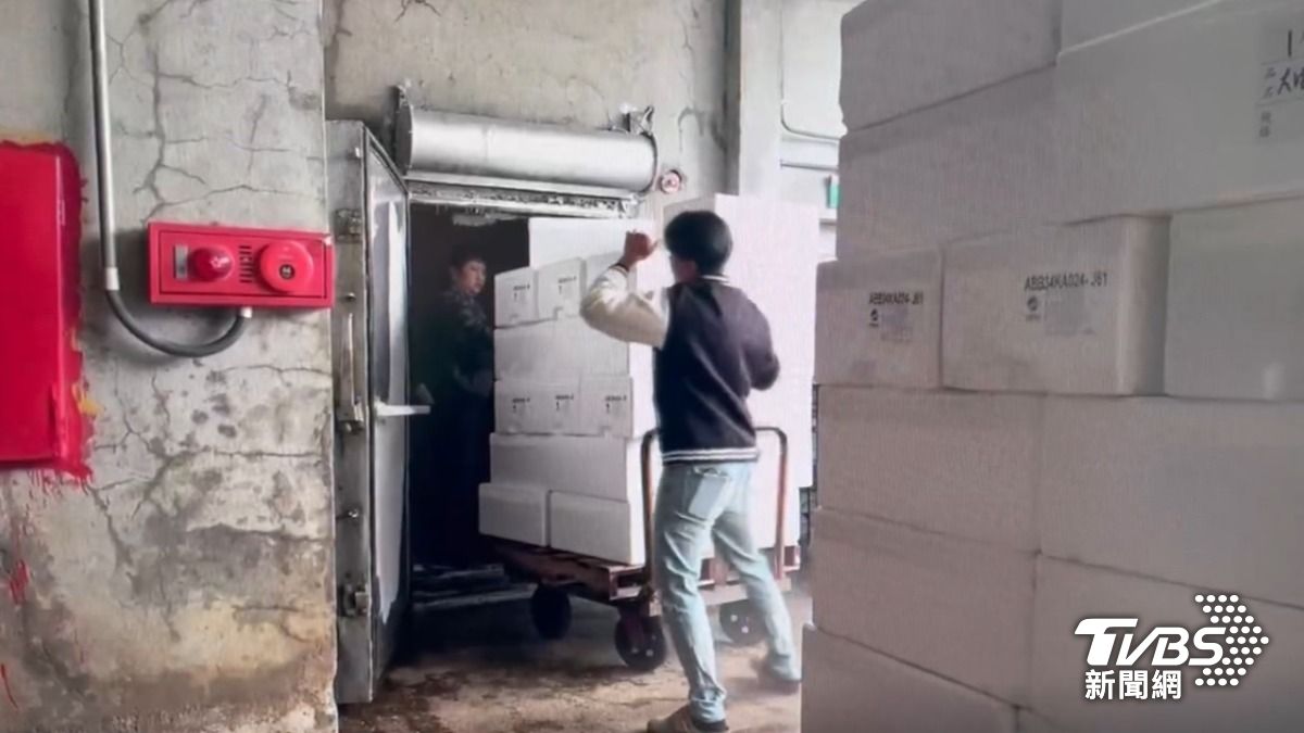 警方起獲相關不法事證及部分未變賣貨品。（圖／TVBS）