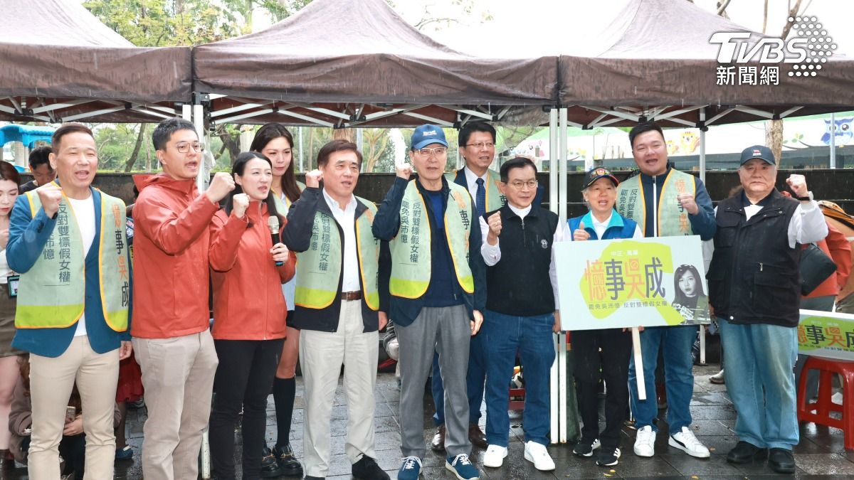 趙少康今（4）日現身聲援擺攤罷免綠委吳沛憶的團體「憶事吳成」。（圖／潘建樺攝）